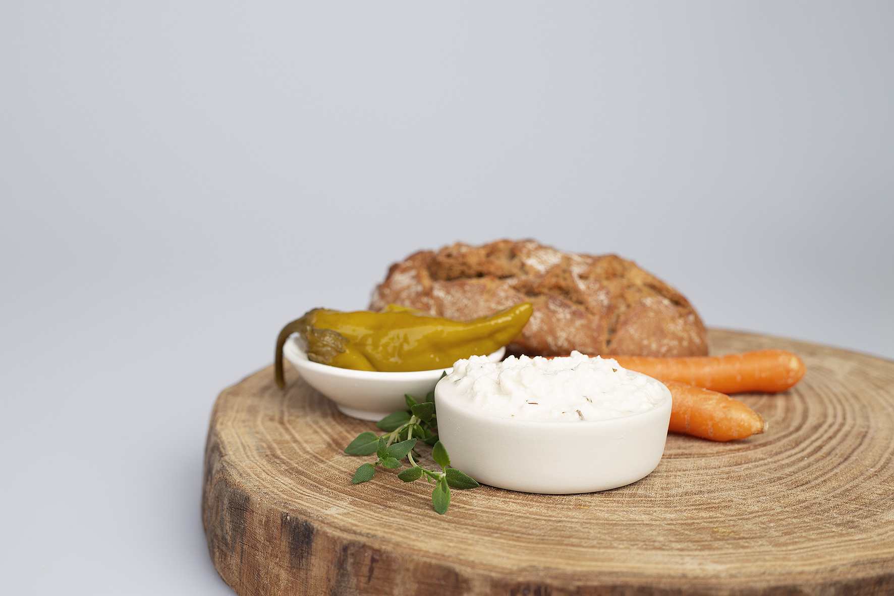 Jausenbrett mit pflanzlichem Hüttenkäse.