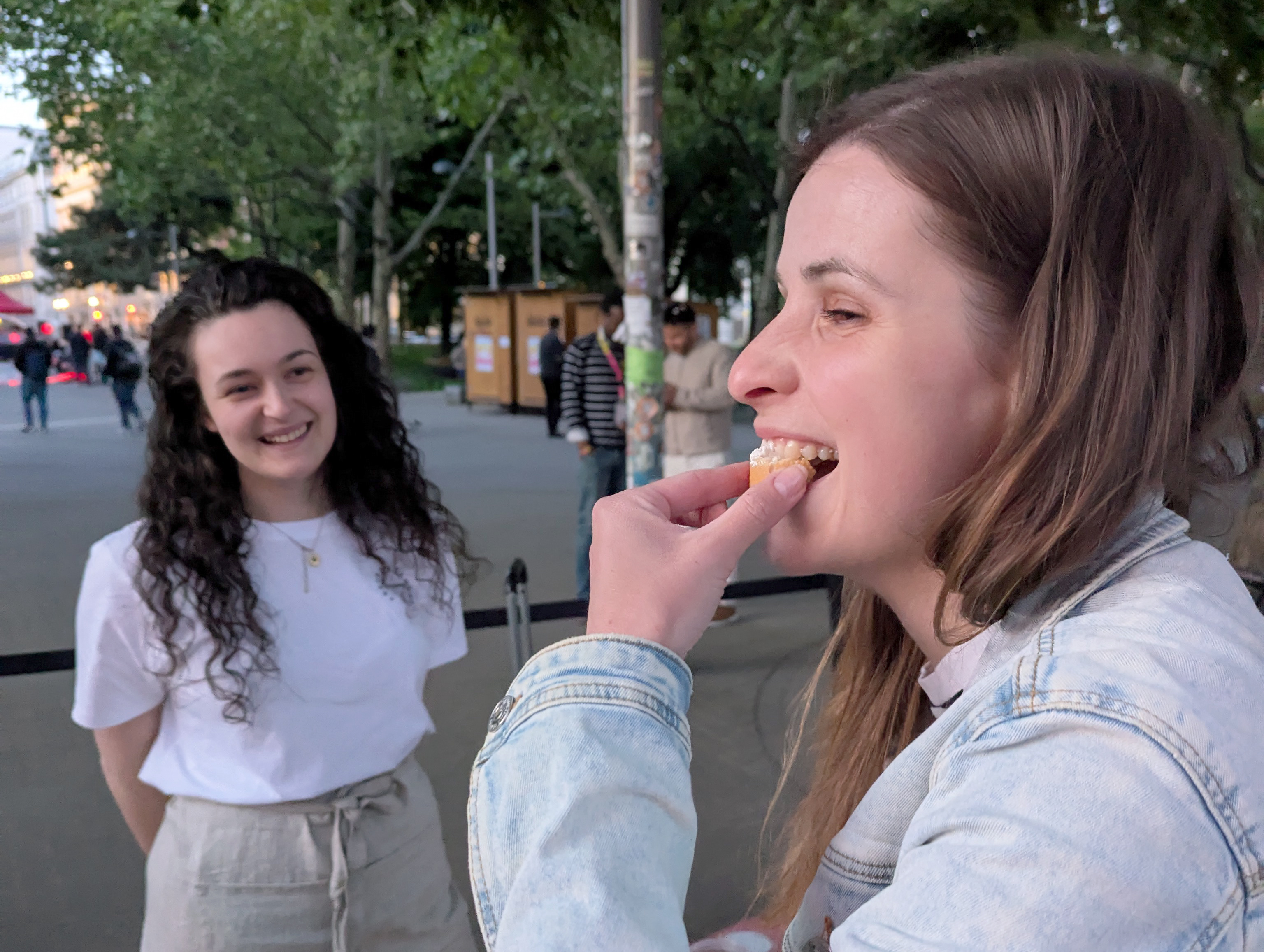 Zwei Frauen bei der Käseverkostung.